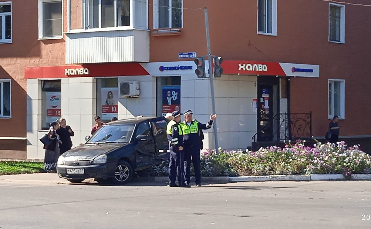 В Узловой во время ДТП пешехода едва не прихлопнуло дорожным знаком: видео