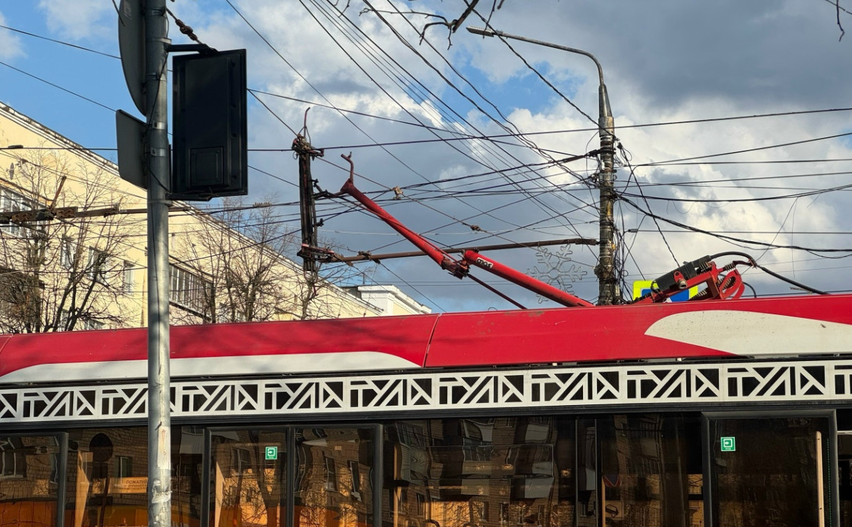 В Туле на ул. Энгельса трамвай «Львенок» лишился пантографа