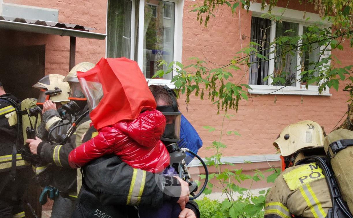 Детей выносят в масках! В Туле на ул. Мезенцева в подвале пятиэтажки начался пожар