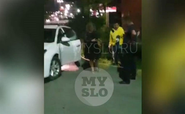 Пьяный туляк устроил ДТП во дворе, а его жена хотела убрать авто с места происшествия: видео