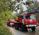 К дому на улице Генерала Маргелова на Зеленстрое прибыли несколько пожарных расчетов 