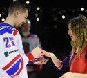 Хоккеист АКМ сделал предложение своей девушке после победы над сборной России U18: видео