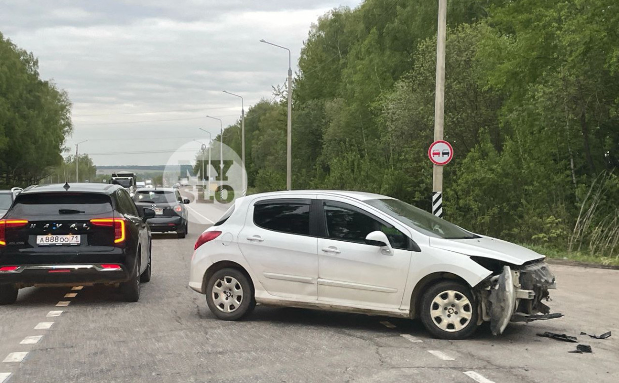 На Новомосковском шоссе легковушка улетела в кювет после столкновения с Peugeot