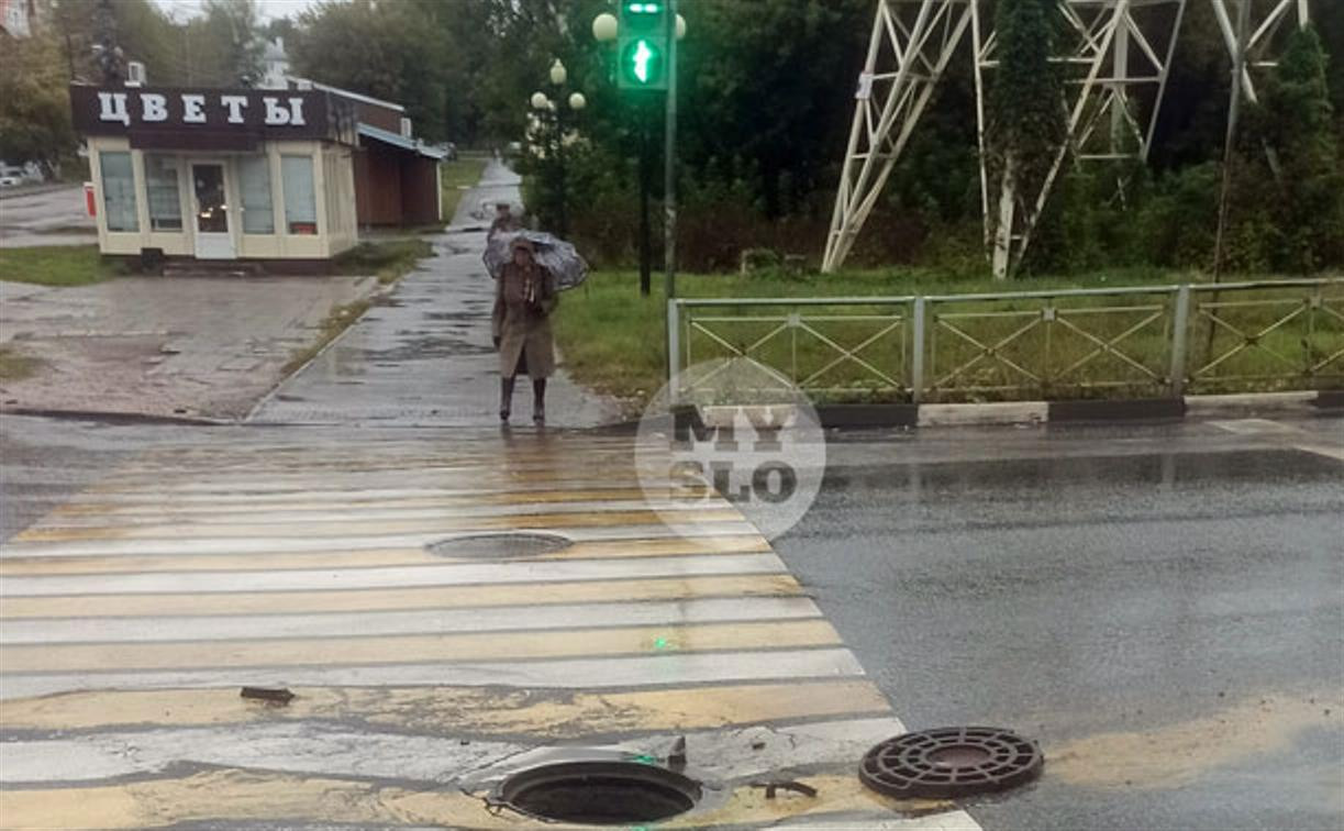 На ул. Бондаренко на пешеходном переходе открыт канализационный колодец