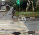 На ул. Бондаренко на пешеходном переходе открыт канализационный колодец