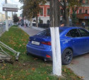 На проспекте Ленина в Туле Lexus снес забор и вылетел на тротуар