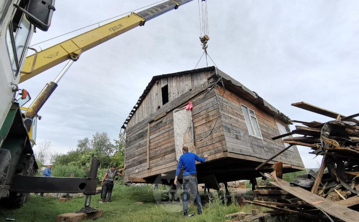 В Туле цыганский дом спасли от сноса, перенеся в другое место: видео