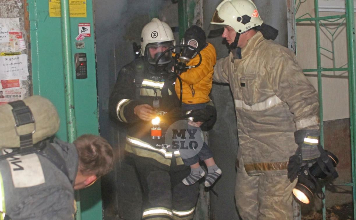 Серьезный пожар на ул. Кутузова в Туле: спасены более 30 человек