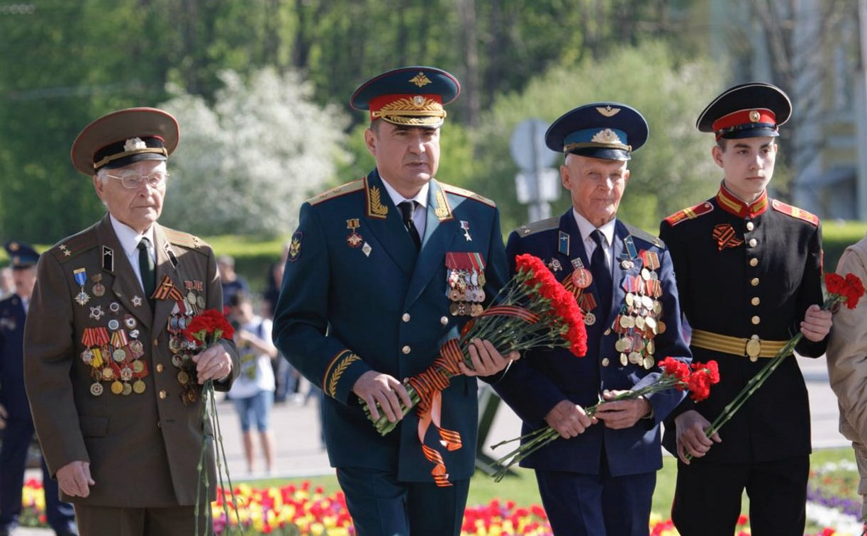 Губернатор Алексей Дюмин возложил цветы к Вечному огню на площади Победы