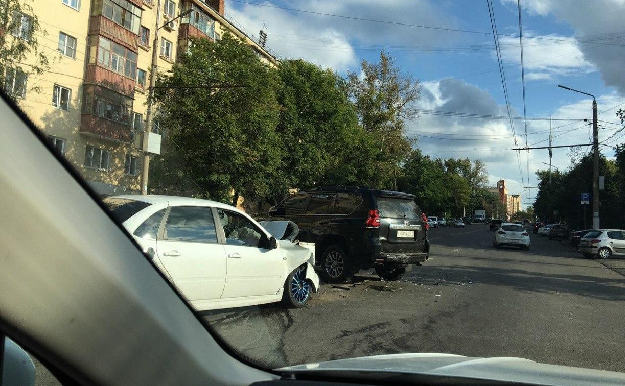 На улице Дмитрия Ульянова «Лада» столкнулась с джипом, а BMW врезалась в столб ЛЭП