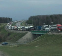Пробка на границе с Тульской областью: «Автодор» посоветовал легковушкам ехать по левой полосе
