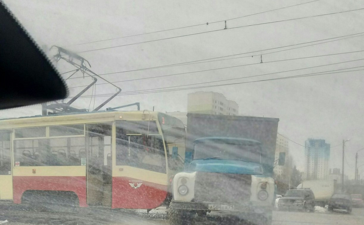 В Туле на Кирова столкнулись трамвай и машина аварийной службы