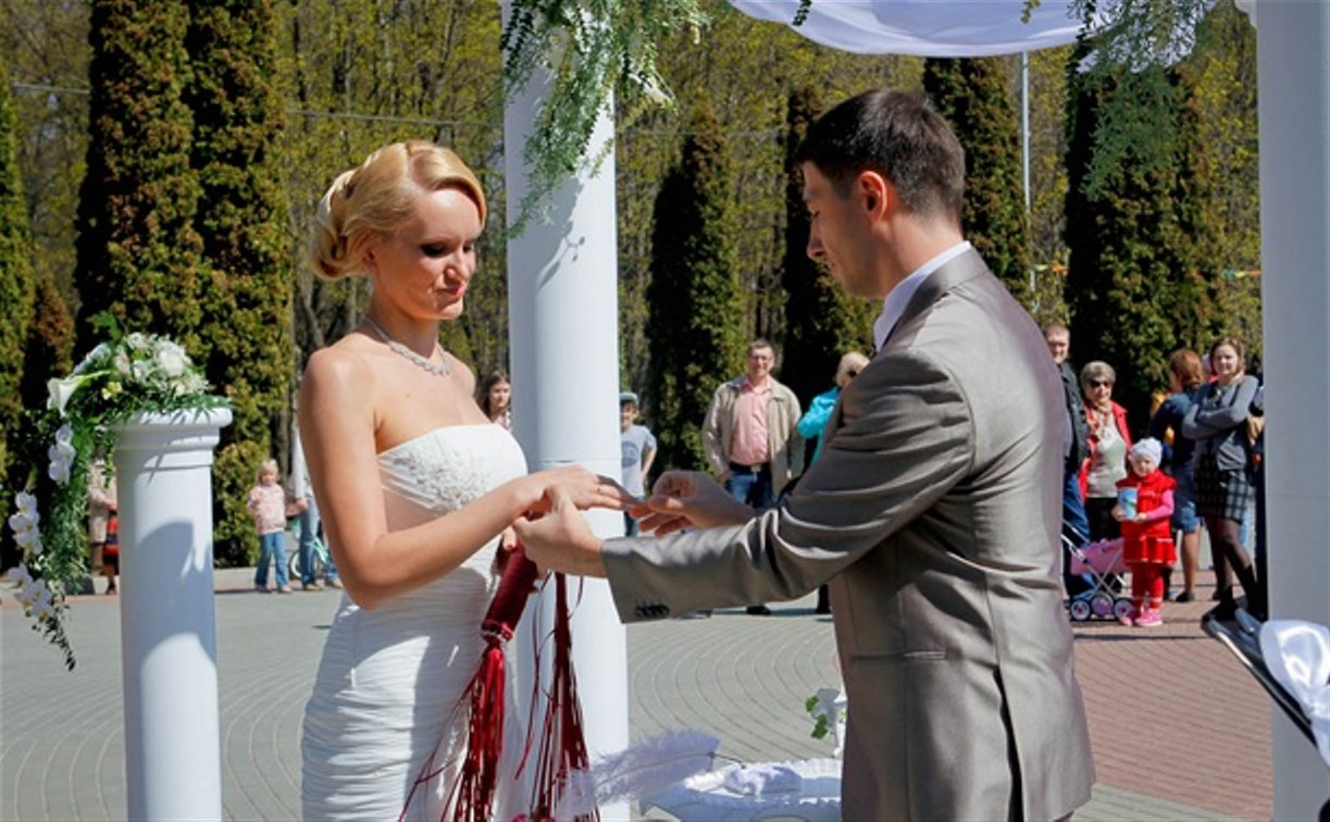 В России хотят законодательно разрешить выездную регистрацию брака