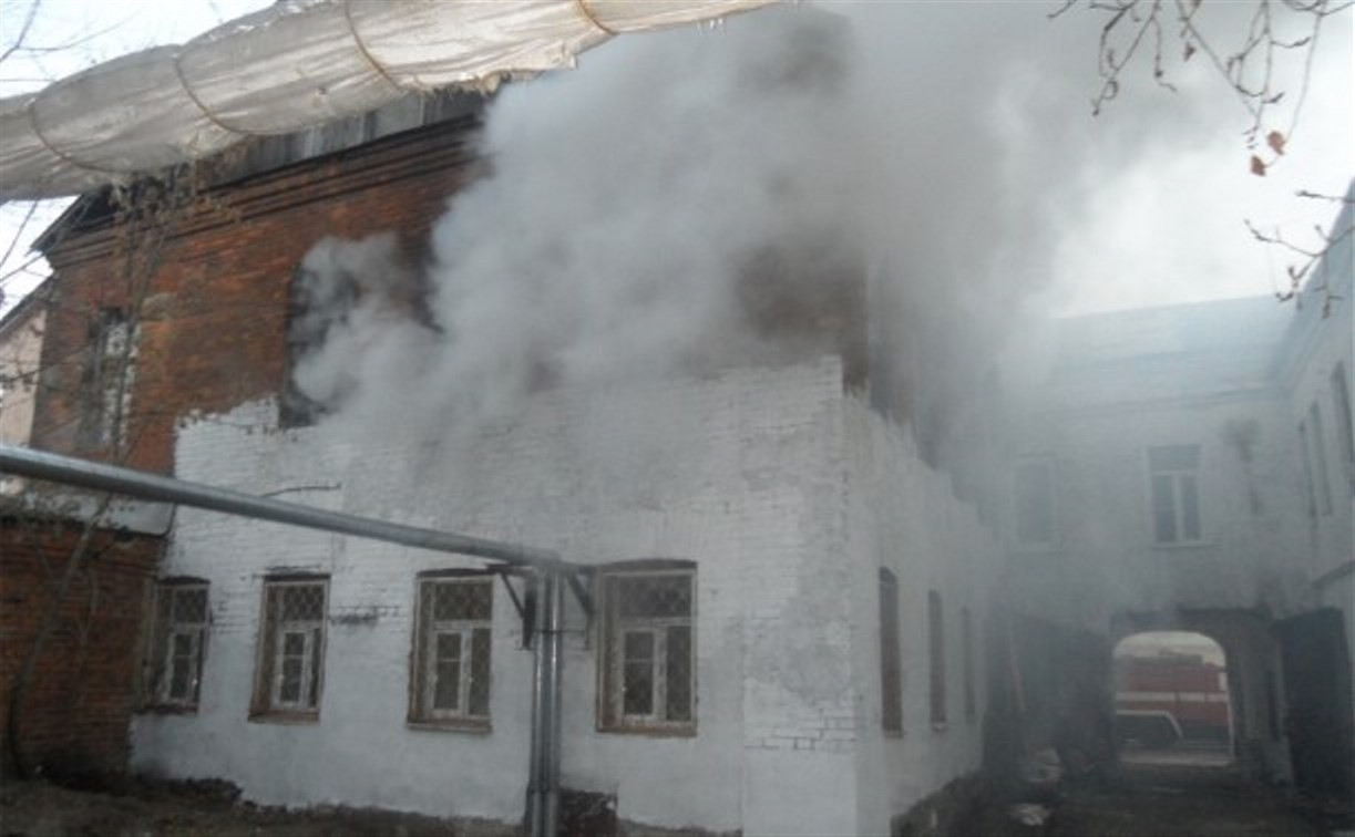 В центре Тулы пожарные спасли из горящего дома трех человек 