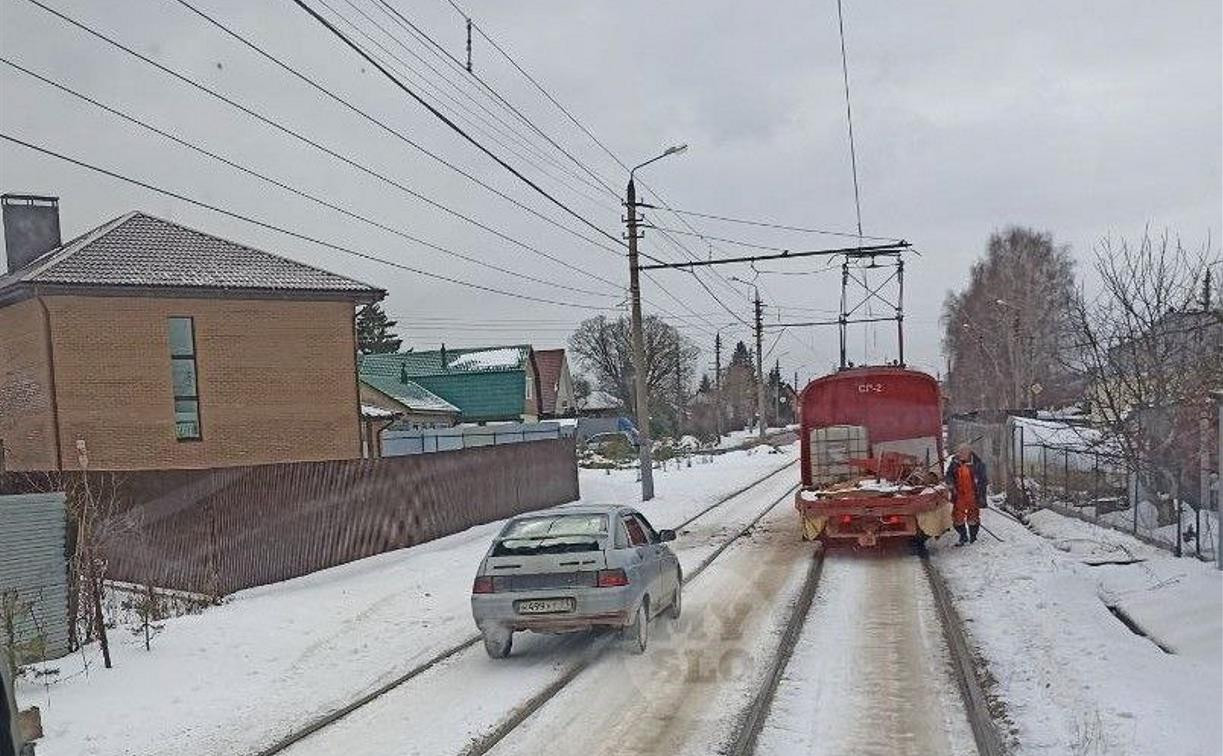 В Мясново водитель ВАЗа не заметил «тусклый кирпич» и встречные трамвайные пути?