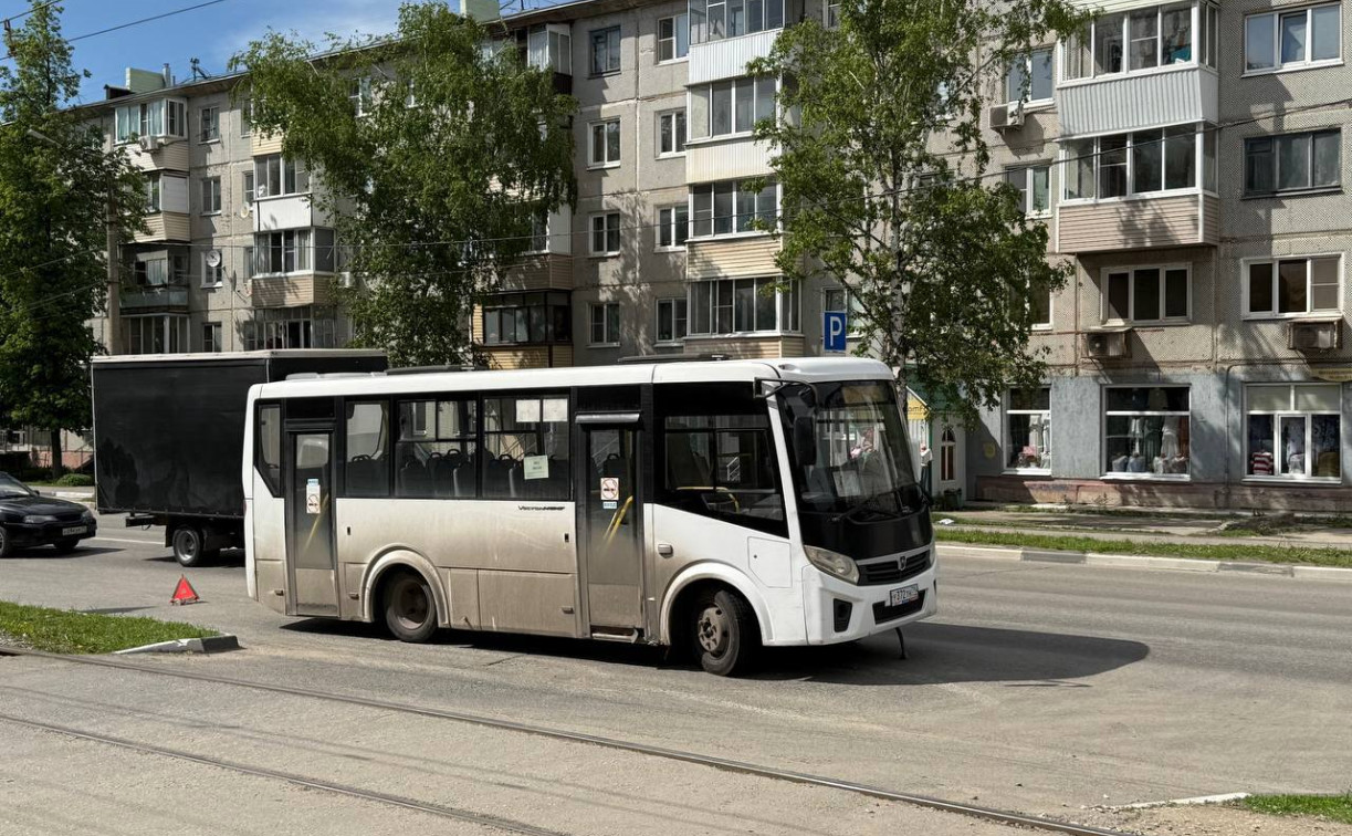 В Туле брошенный прямо на дороге автобус перекрыл движение на несколько дней