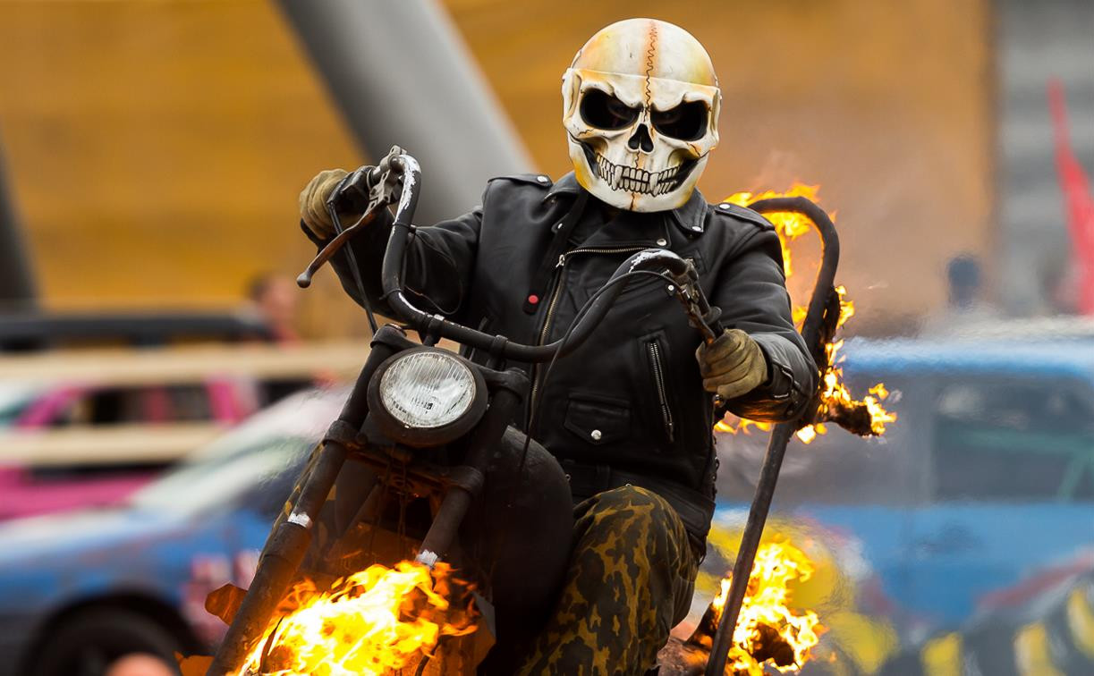 Горящие люди и мотоциклы, головокружительные трюки: в Туле прошло шоу каскадеров