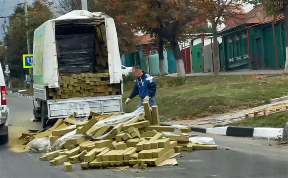 На улицу Октябрьской в Туле из грузовика рассыпался на дорогу утеплитель