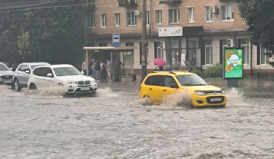 Сильный ливень затопил Красноармейский проспект 