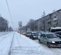 Буксующие фуры, 18-километровые пробки и ДТП: Тула встала из-за снегопада