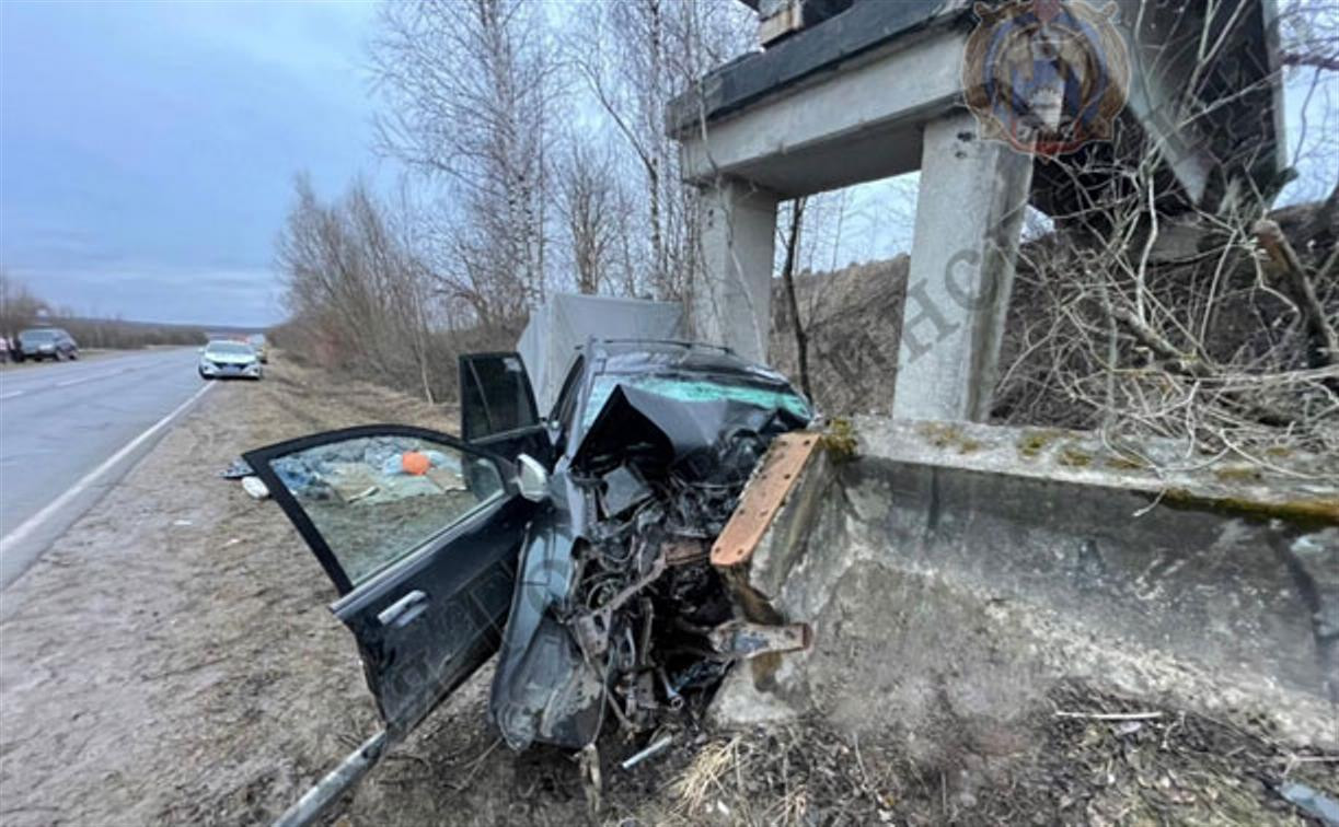 В Алексинском районе внедорожник влетел в основание моста: погибла женщина