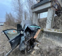 В Алексинском районе внедорожник влетел в основание моста: погибла женщина
