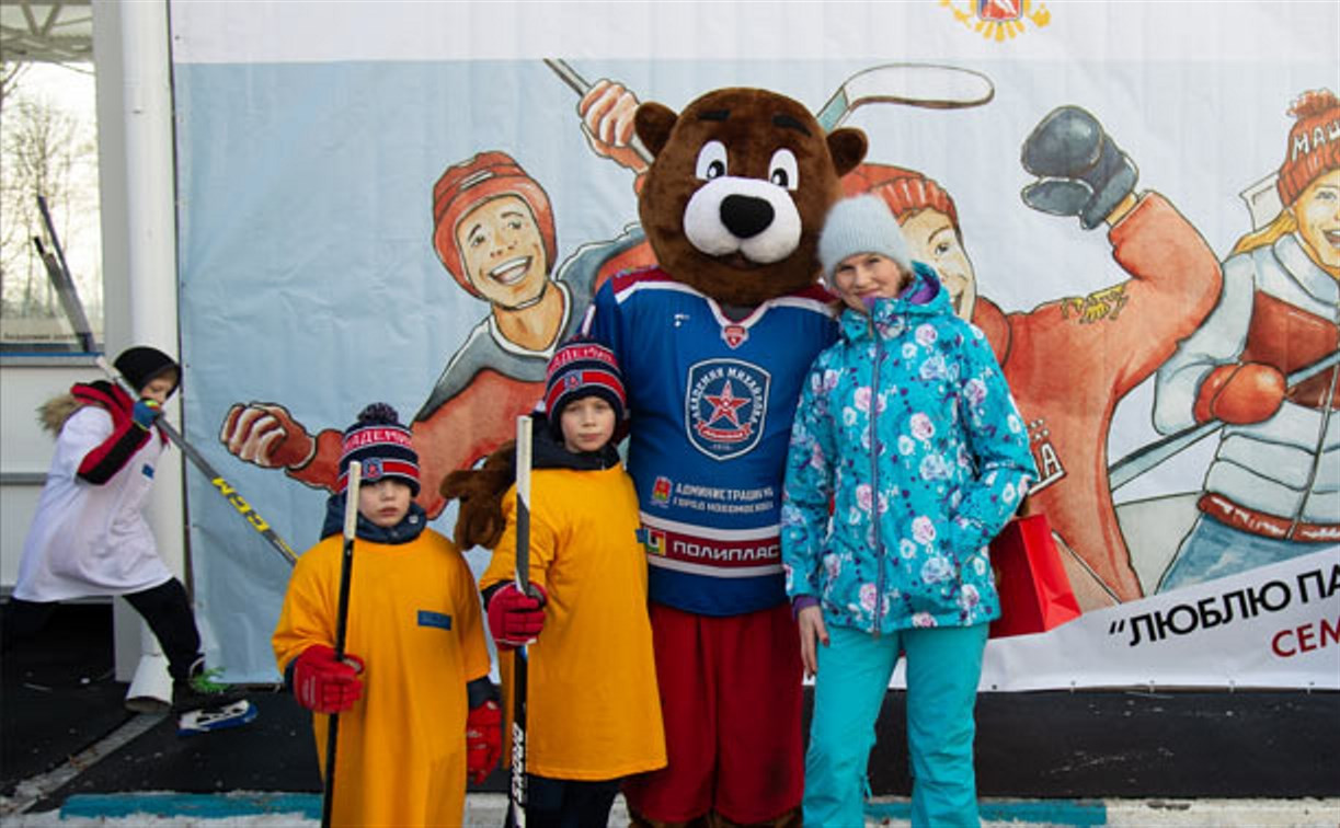 Фестиваль «Люблю папу, маму и хоккей» собрал на своей площадке любителей зимнего спорта