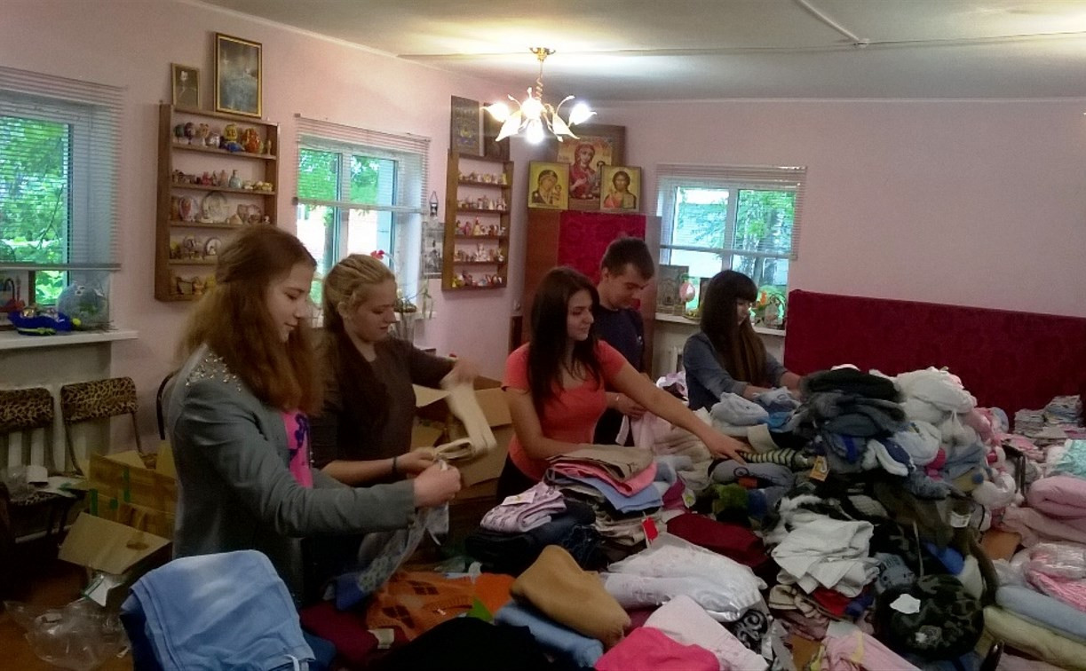 В Новомосковске волонтёры раздают малообеспеченным семьям детскую одежду