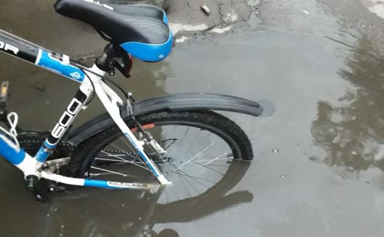 Велосипедист угодил в дорожную яму возле тульского автовокзала