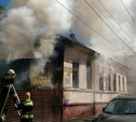 На улице Металлистов в Туле загорелся жилой дом XIX века