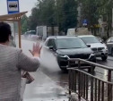 «Даже не думал тормозить»: в Туле водитель окатил водой из лужи людей на остановке