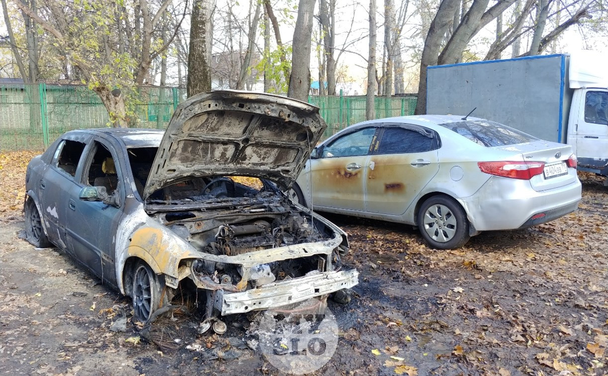 Ночью в Петелино загорелись три автомобиля