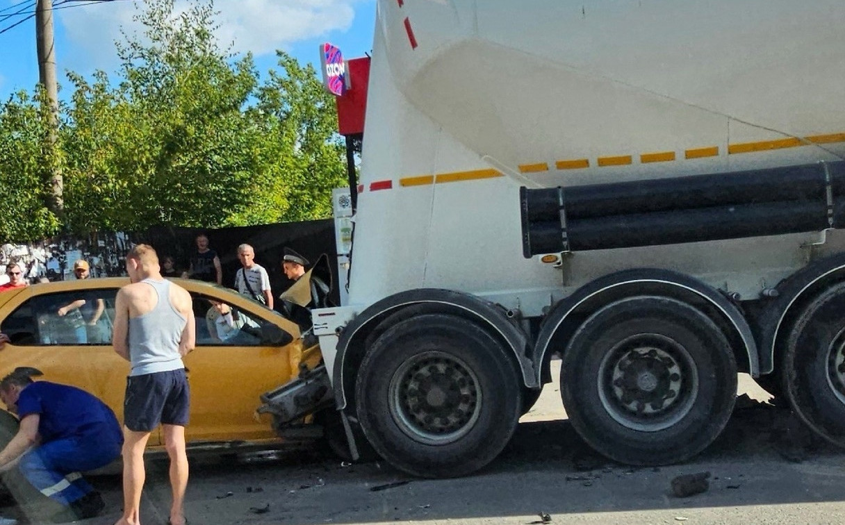 В Ясногорске таксист въехал в стоящий грузовик
