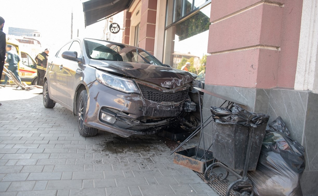 В центре Тулы «Киа» снес дорожное ограждение и врезался в здание