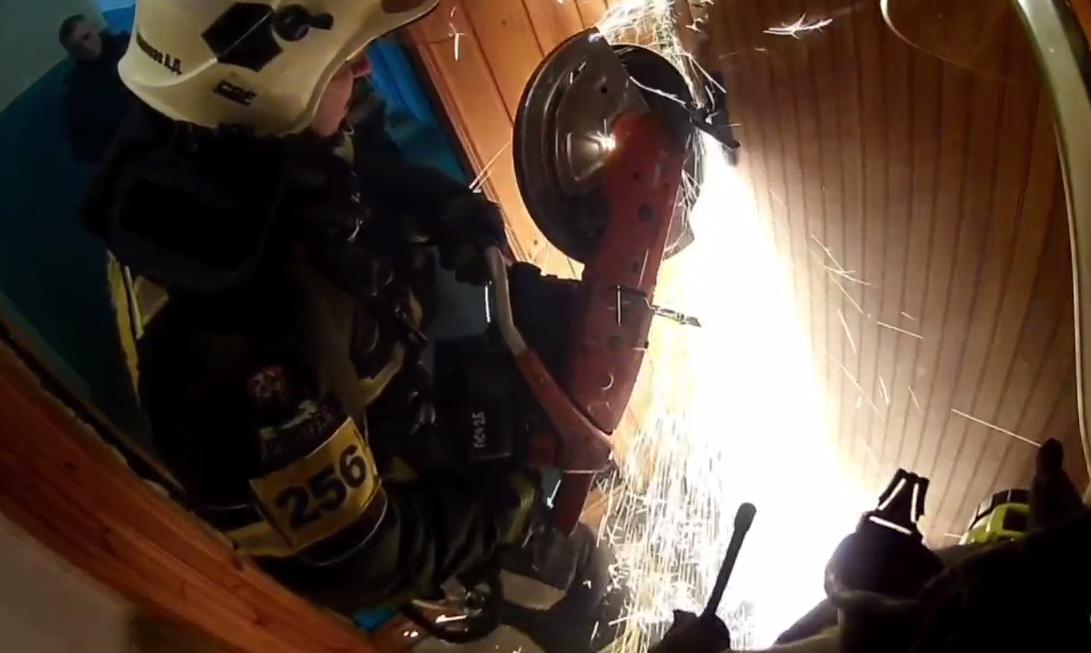 В Новомосковске спасатели вскрыли дверь, чтобы спасти пенсионерку