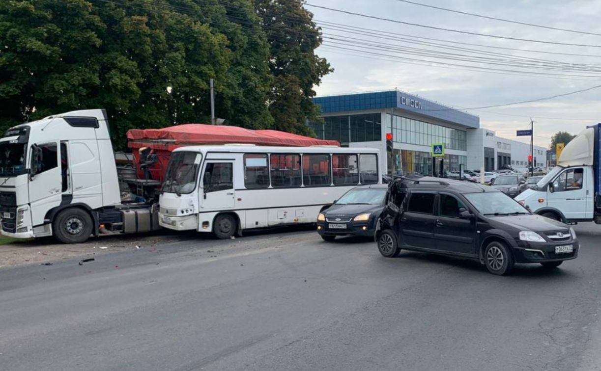 На Новомосковском шоссе автобус въехал в Largus и задел большегруз