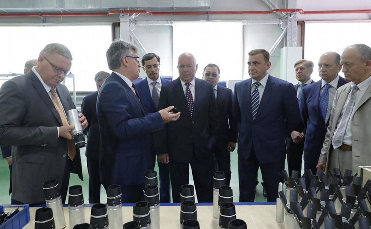 Губернатору Алексею Дюмину и главе «Ростеха» Сергею Чемезову показали новейшие разработки тульской оборонки