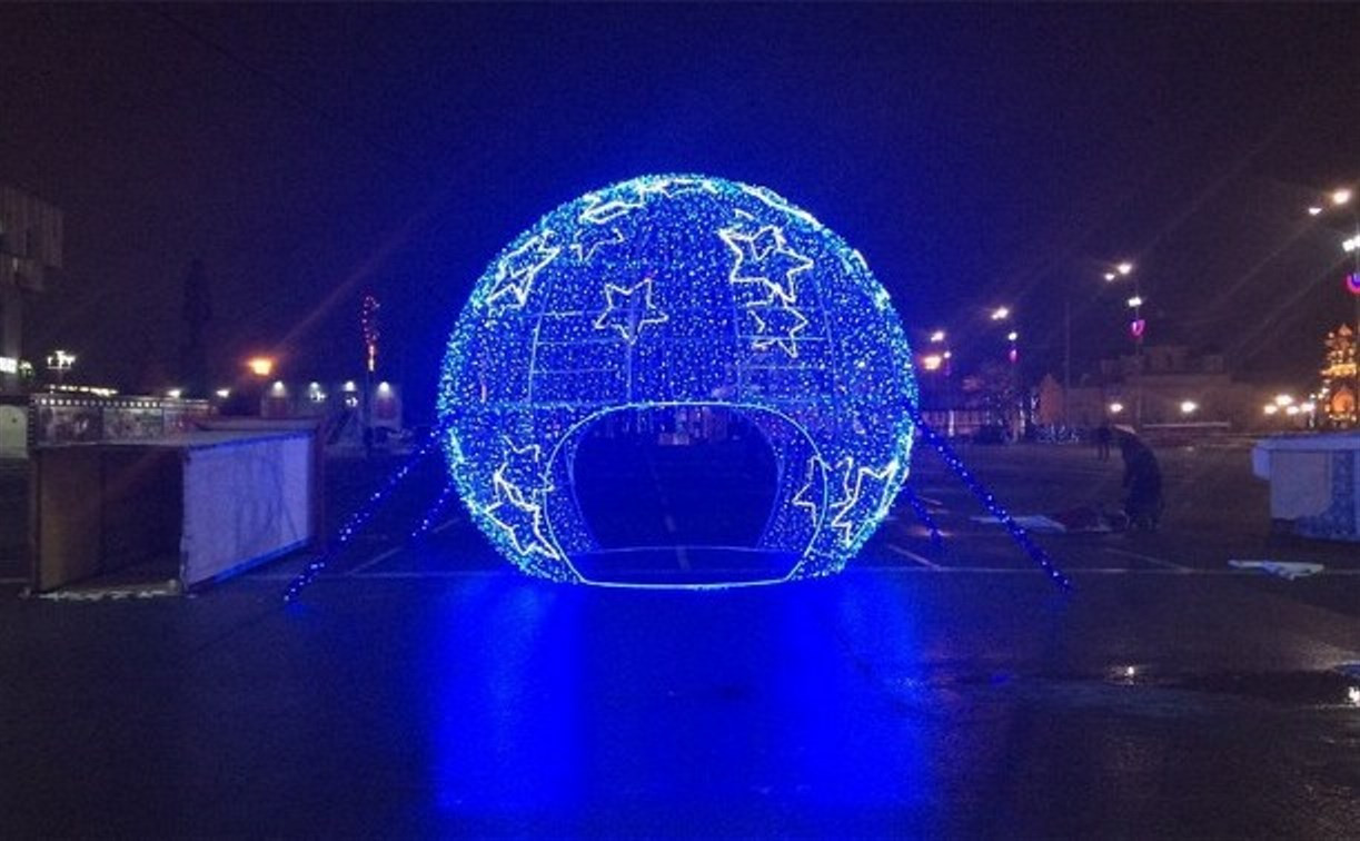 На входе на площадь Ленина установили светящийся шар