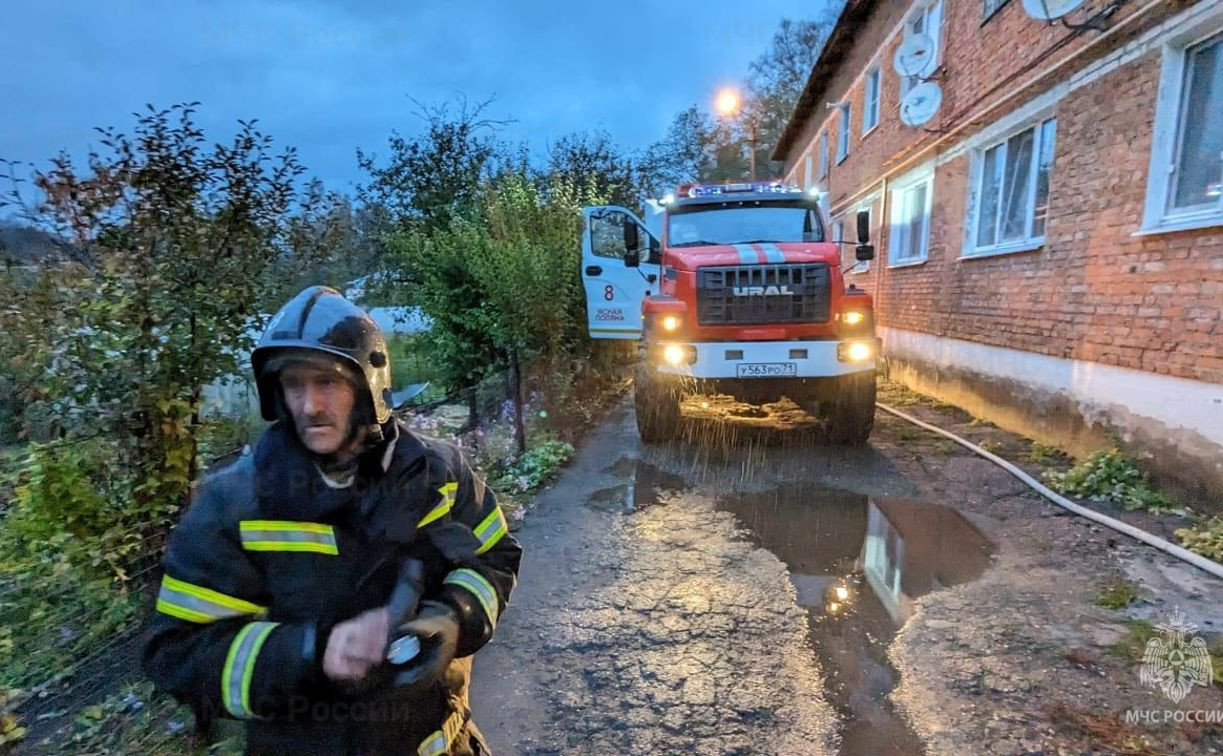 В Ясной Поляне пожарные спасли из горящего дома двоих детей