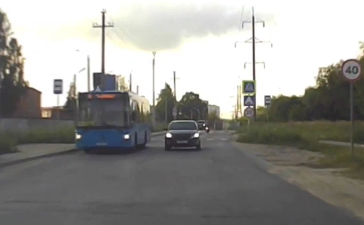 В Туле водитель Kia Rio не выдержал и обогнал автобус на остановке