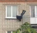 В Тульской области очевидцы сняли на видео, как мужчина упал с балкона 5-го этажа