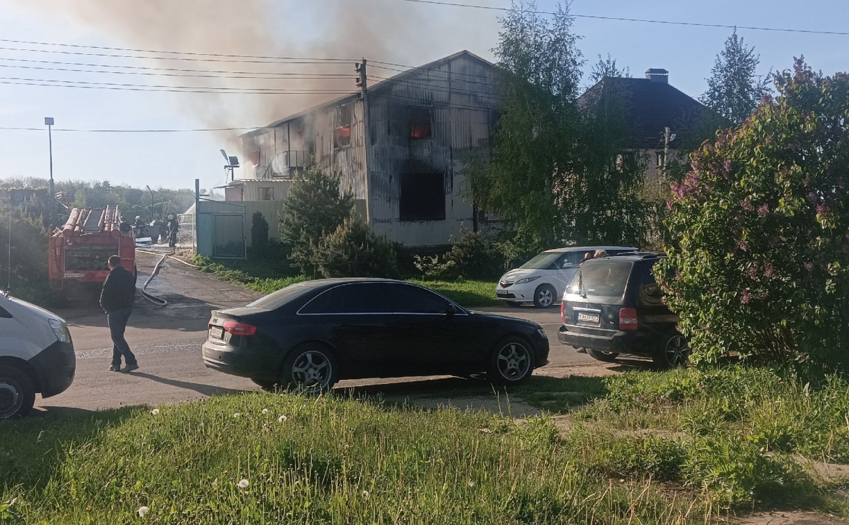 В Ефремове при пожаре в гараже сгорели 5 машин
