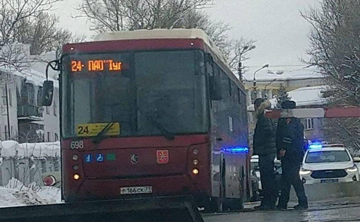 В Туле автобус заглох на переезде: аварийную ситуацию устраняли сотрудники ГИБДД