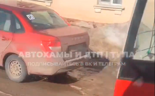 На ул. Михеева водитель заблокировал трамваи