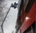 Щекинские коммунальщики вместе с наледью сбили вывеску магазина: видео