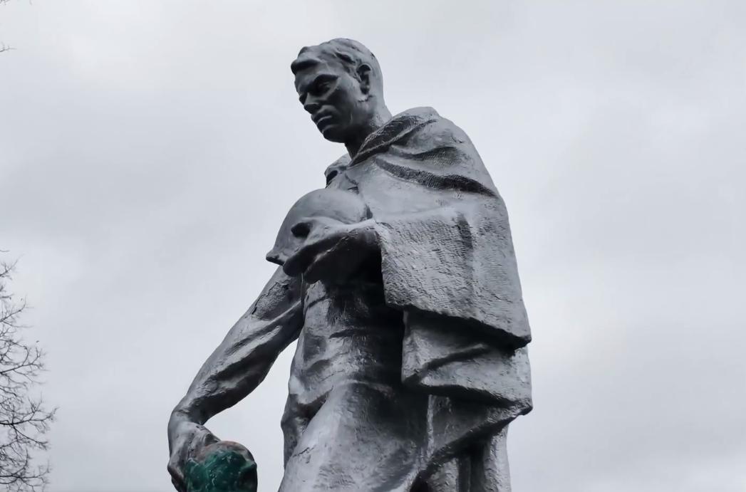 В Суворовском районе открыли мемориал с именами 102 бойцов НКВД, участников первого боя с фашистами