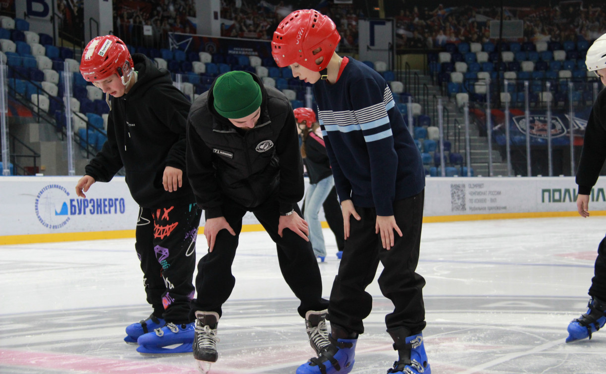 Тульские школьники могут бесплатно научиться кататься на коньках