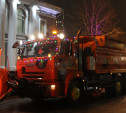 В Туле снегоуборочные машины украсили к Новому году