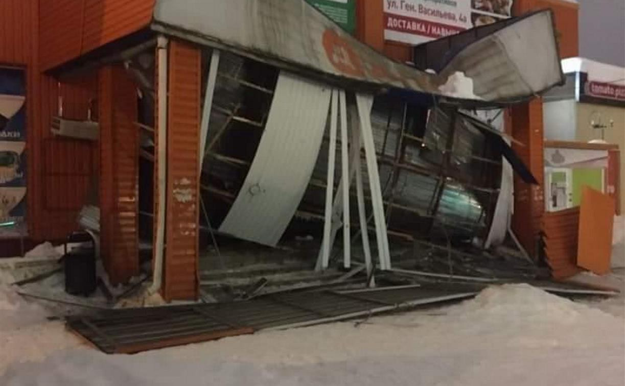 В Узловой под тяжестью снега обрушилась крыша над входом в супермаркет