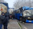 Жесткое ДТП с автобусом и двумя цистернами: водителя госпитализировали, 7 человек пострадали 